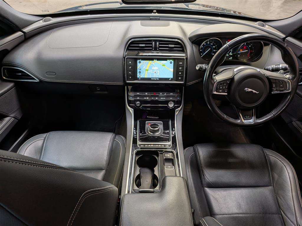 <p>2017 JAGUAR XE R-SPORT D AUTO</p>