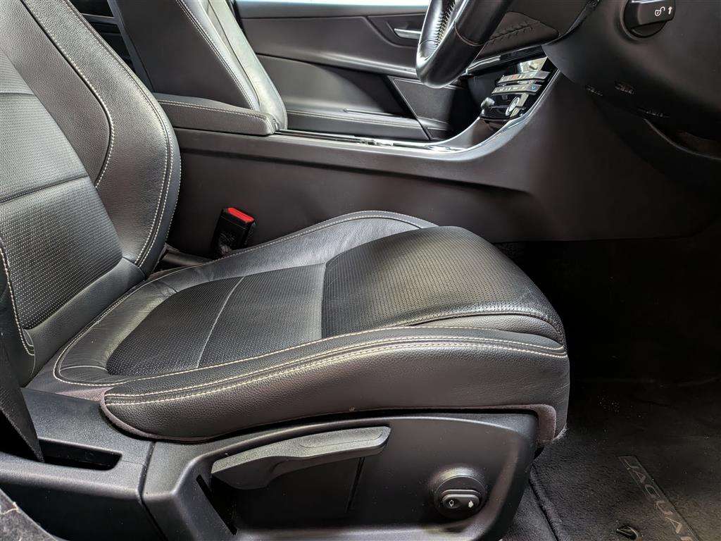<p>2017 JAGUAR XE R-SPORT D AUTO</p>