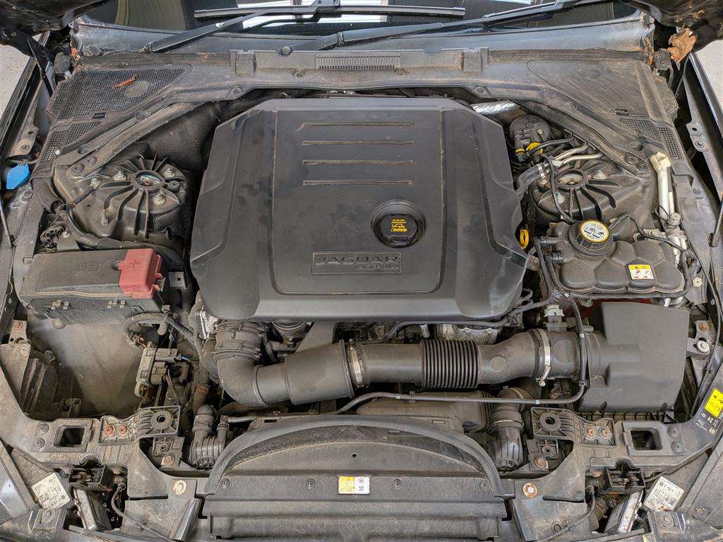 <p>2017 JAGUAR XE R-SPORT D AUTO</p>