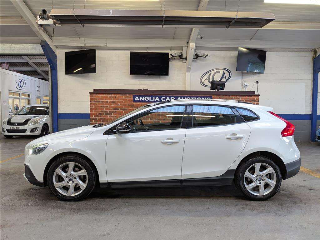<p>2014 VOLVO V40 CROSS COUNTRY LUX D2</p>