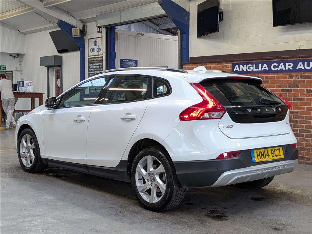 <p>2014 VOLVO V40 CROSS COUNTRY LUX D2</p>
