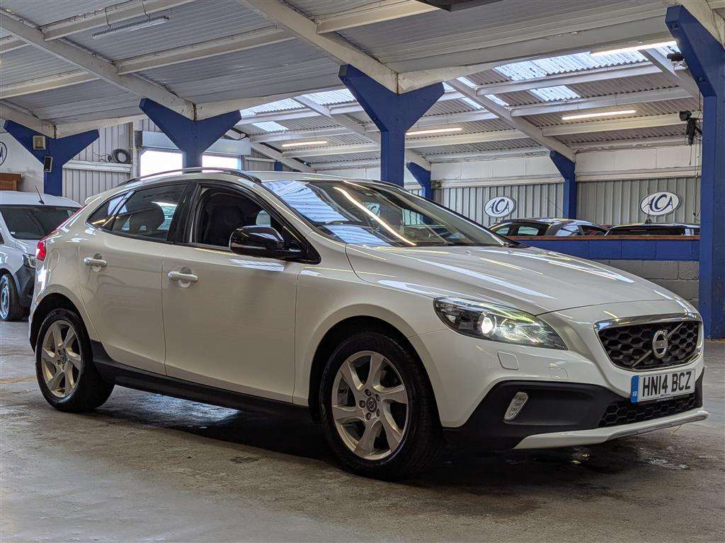 <p>2014 VOLVO V40 CROSS COUNTRY LUX D2</p>