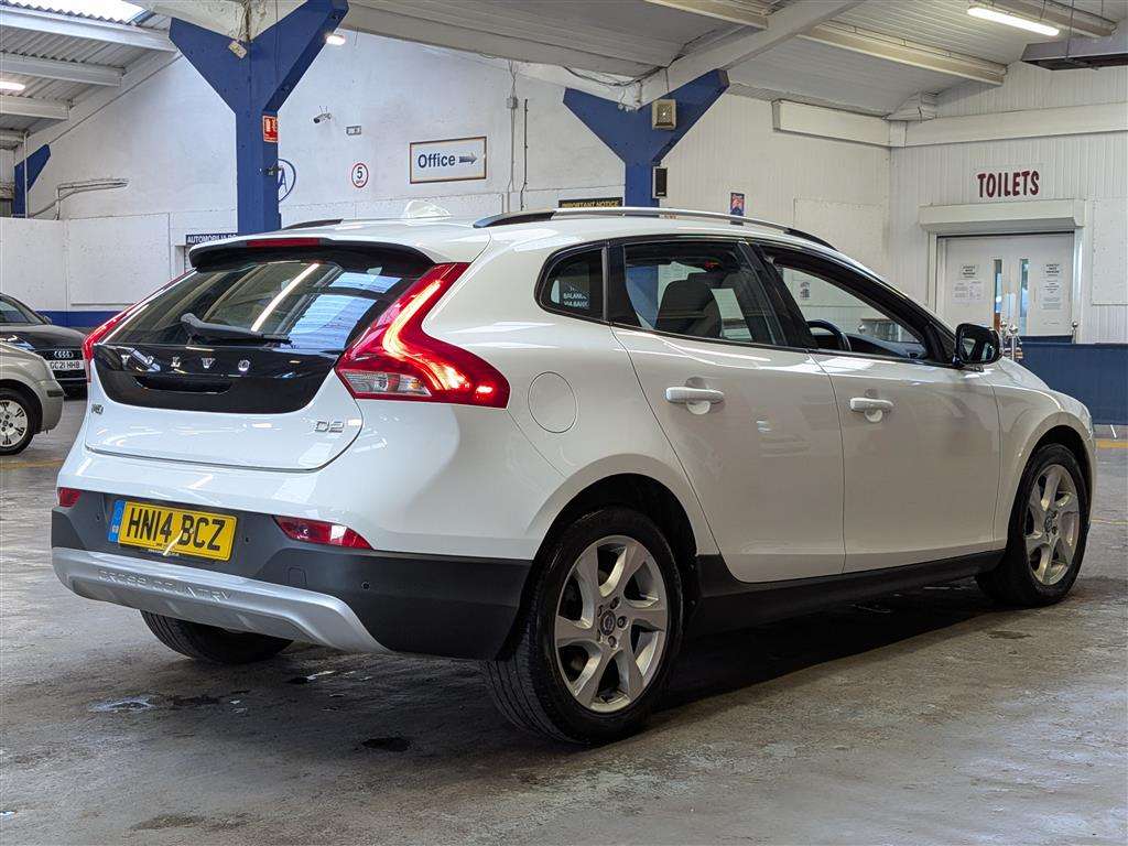 <p>2014 VOLVO V40 CROSS COUNTRY LUX D2</p>