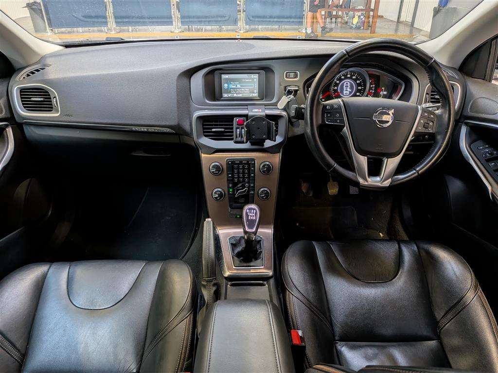 <p>2014 VOLVO V40 CROSS COUNTRY LUX D2</p>
