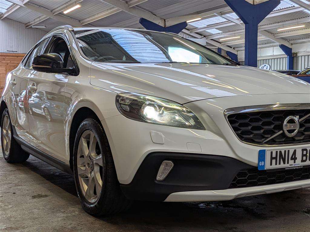 <p>2014 VOLVO V40 CROSS COUNTRY LUX D2</p>