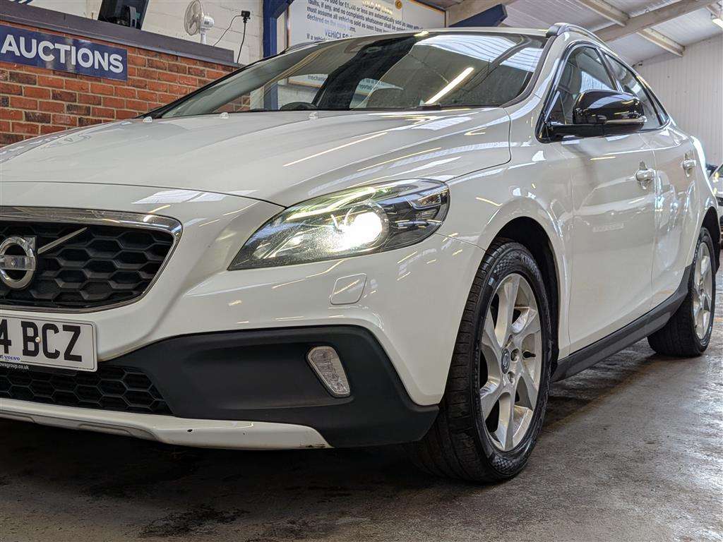 <p>2014 VOLVO V40 CROSS COUNTRY LUX D2</p>