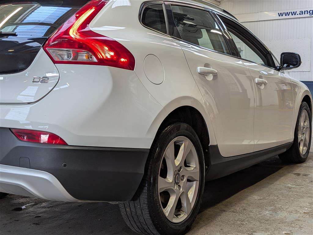 <p>2014 VOLVO V40 CROSS COUNTRY LUX D2</p>
