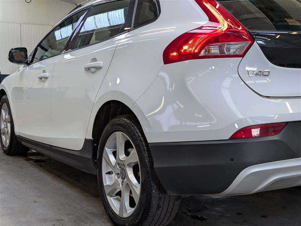<p>2014 VOLVO V40 CROSS COUNTRY LUX D2</p>