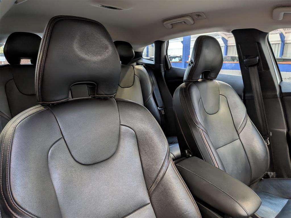 <p>2014 VOLVO V40 CROSS COUNTRY LUX D2</p>