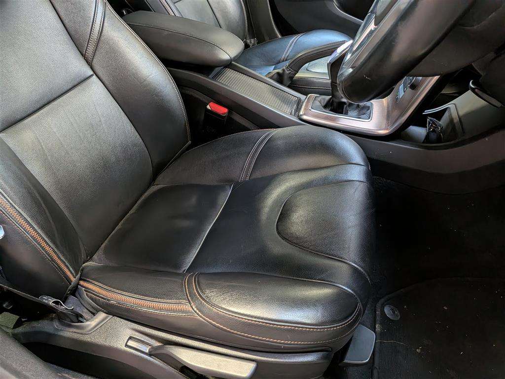 <p>2014 VOLVO V40 CROSS COUNTRY LUX D2</p>