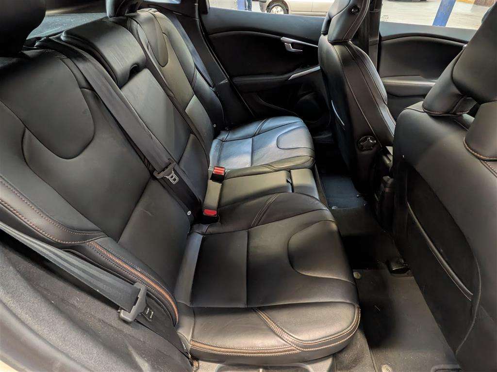 <p>2014 VOLVO V40 CROSS COUNTRY LUX D2</p>