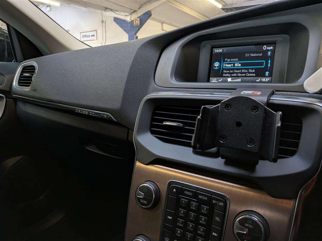 <p>2014 VOLVO V40 CROSS COUNTRY LUX D2</p>