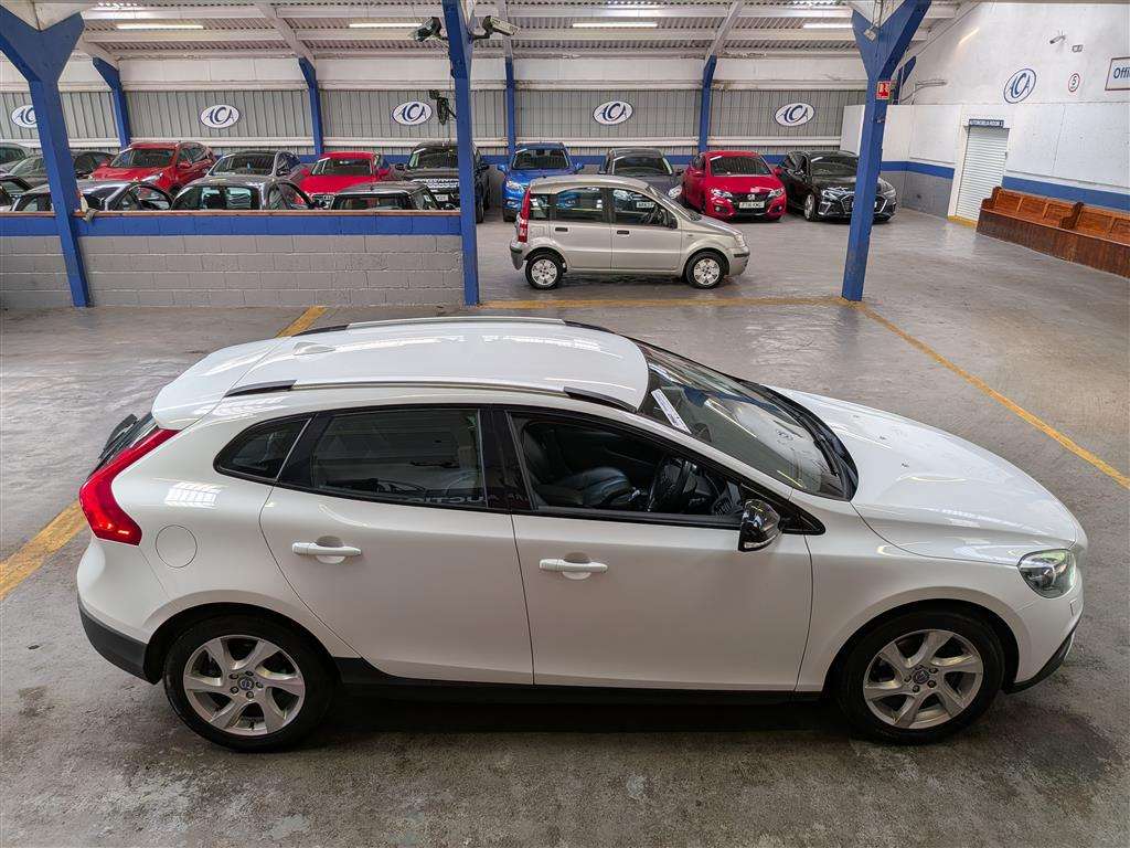 <p>2014 VOLVO V40 CROSS COUNTRY LUX D2</p>