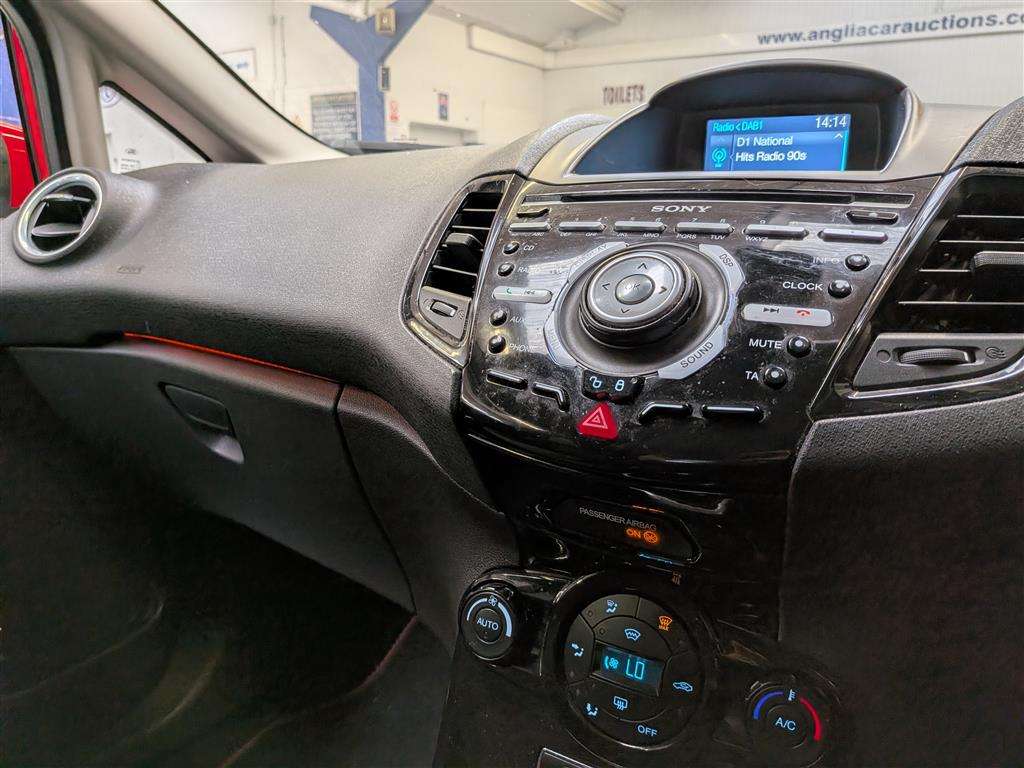 <p>2014 FORD FIESTA TITANIUM</p>