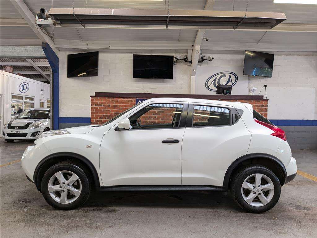 <p>2011 NISSAN JUKE VISIA</p>