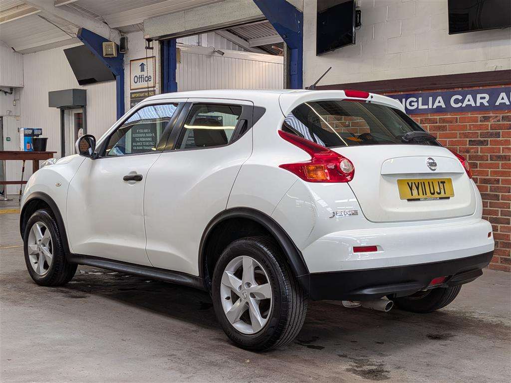 <p>2011 NISSAN JUKE VISIA</p>