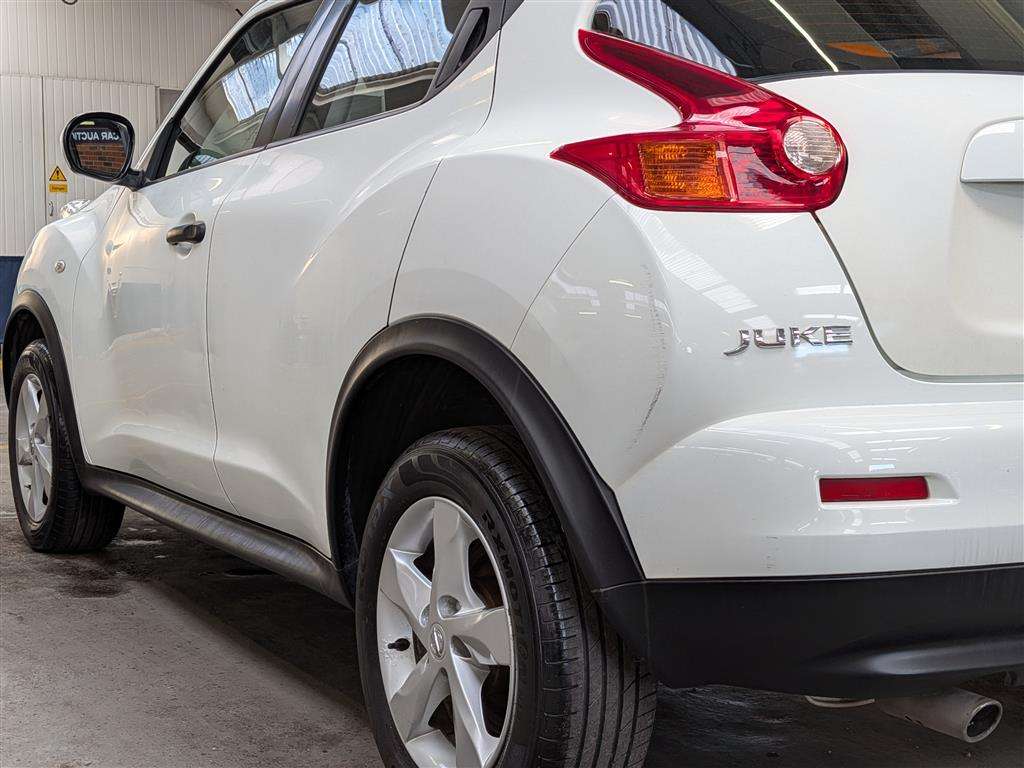 <p>2011 NISSAN JUKE VISIA</p>
