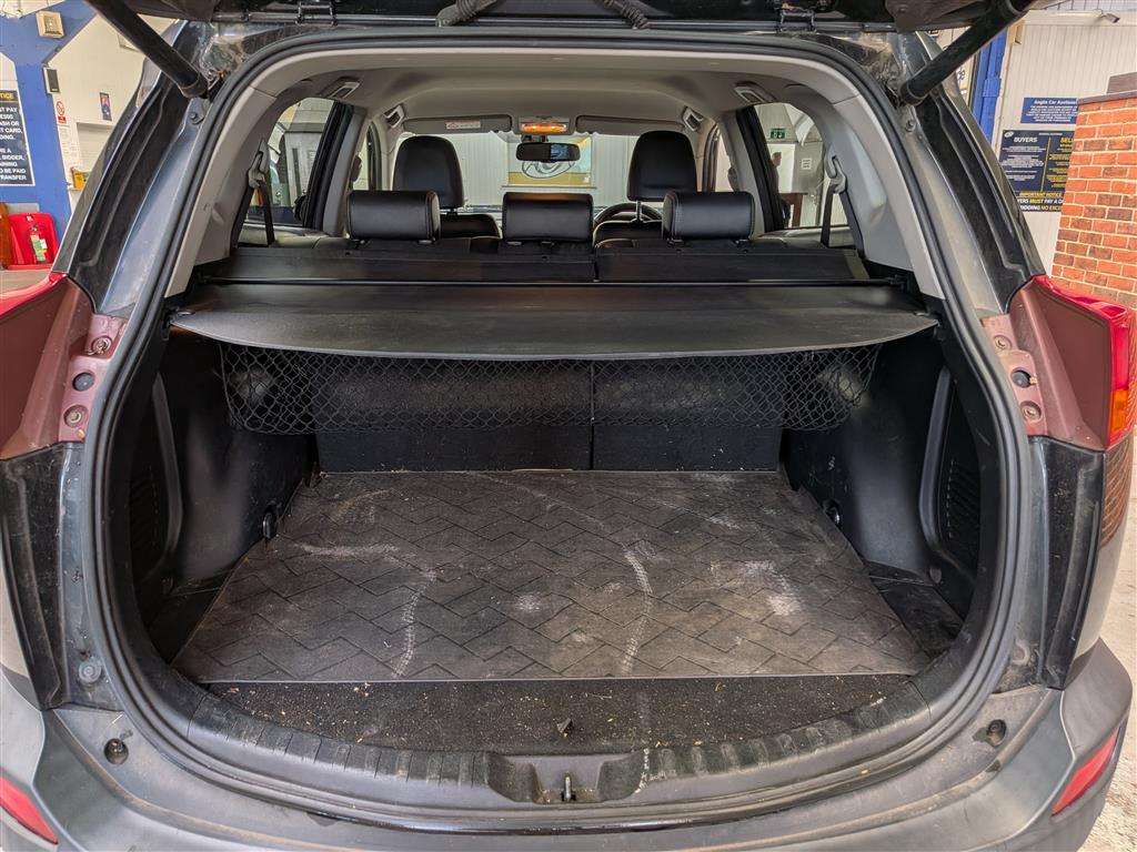 <p>2014 TOYOTA RAV4 INVINCIBLE D-4D 4X2</p>