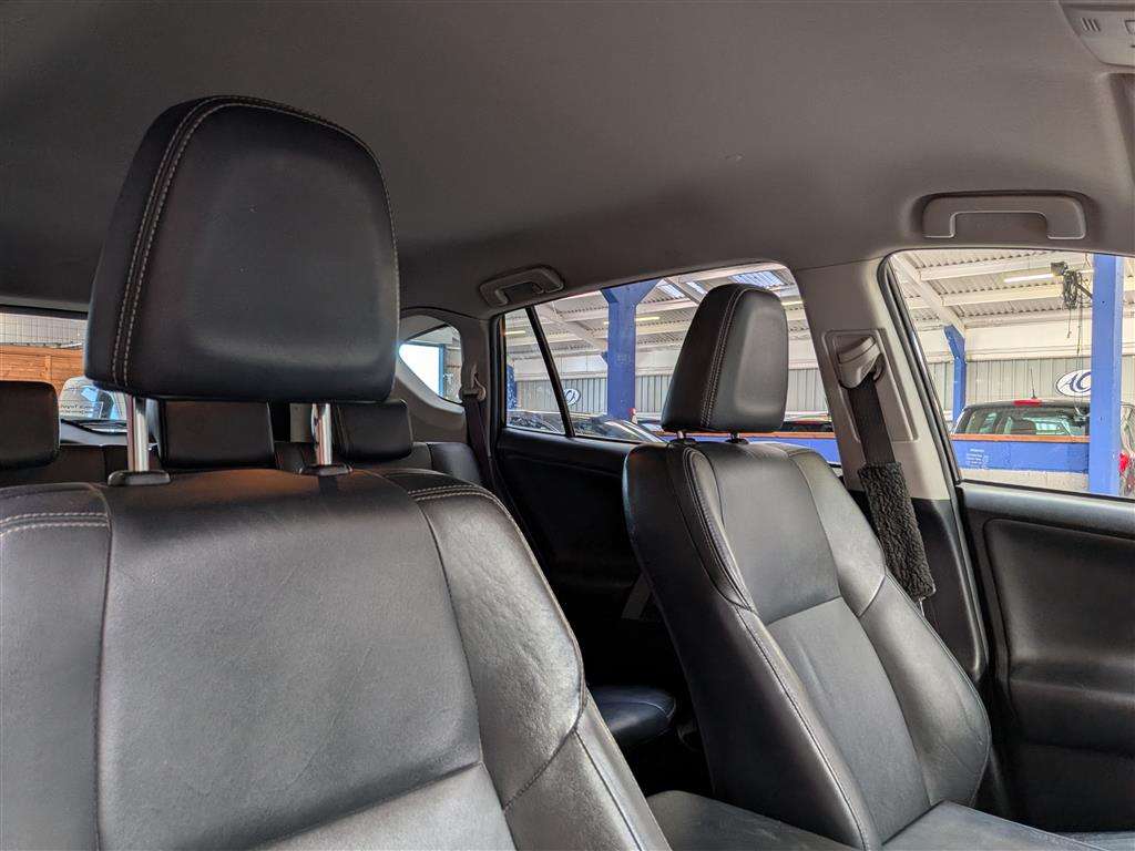 <p>2014 TOYOTA RAV4 INVINCIBLE D-4D 4X2</p>