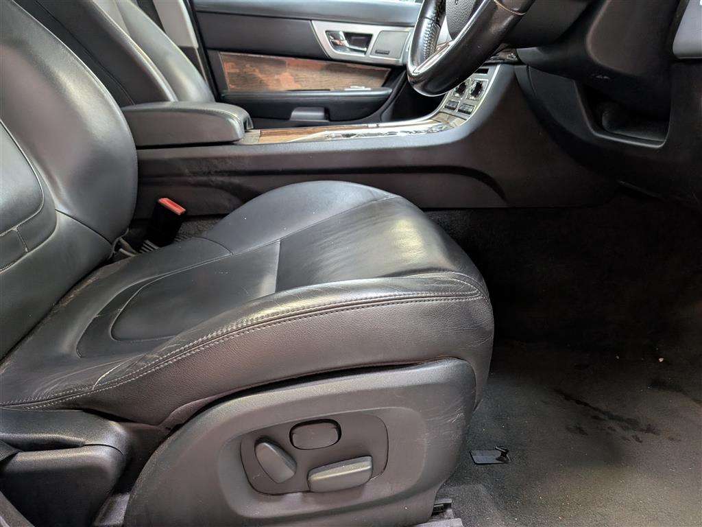 <p>2014 JAGUAR XF PREMIUM LUXURY D AUTO</p>