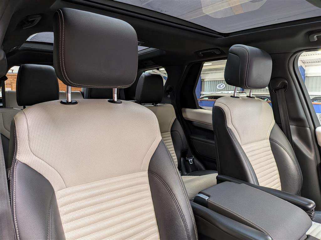 <p>2023 LAND ROVER DISCOVERY RDYNAMIC SE D M</p>