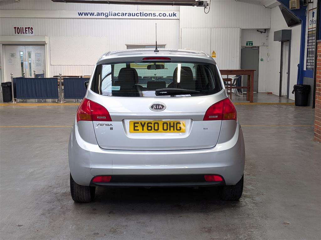 <p>2010 KIA VENGA 2</p>