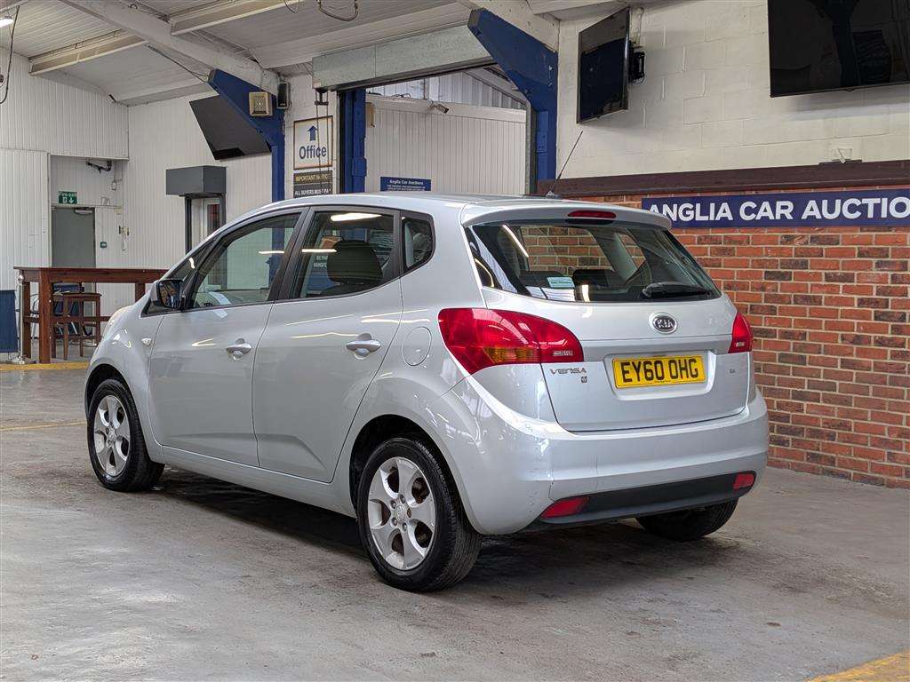 <p>2010 KIA VENGA 2</p>
