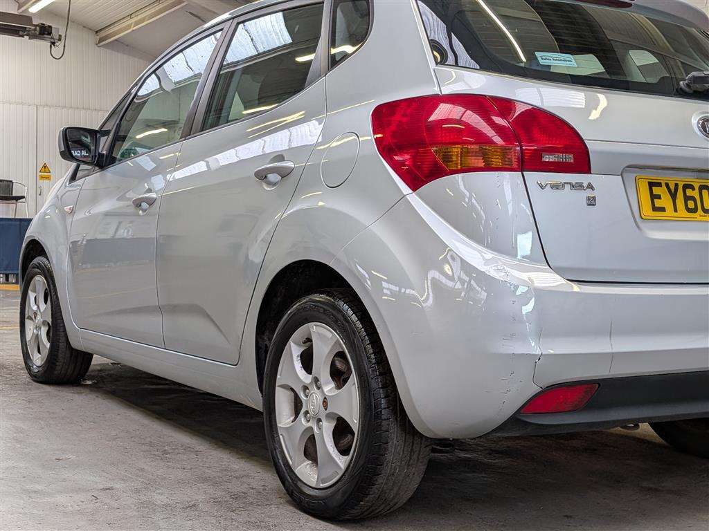 <p>2010 KIA VENGA 2</p>
