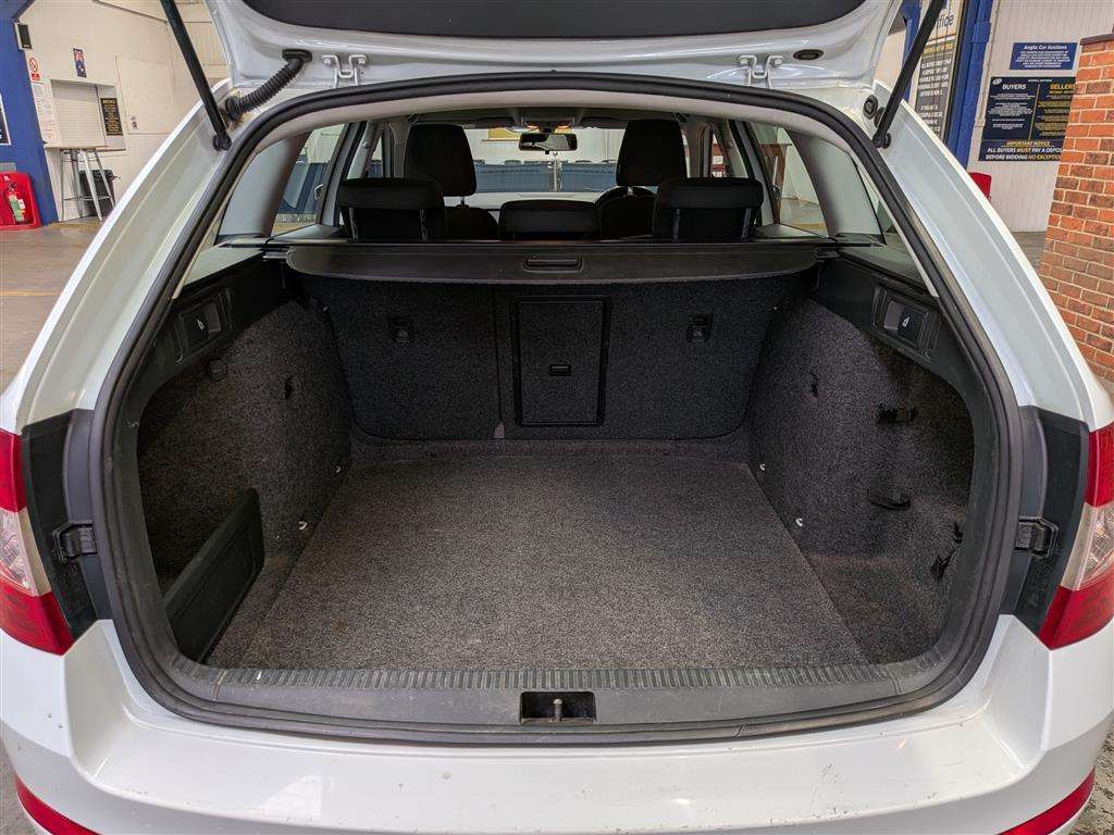 <p>2015 SKODA OCTAVIA SE TDI</p>