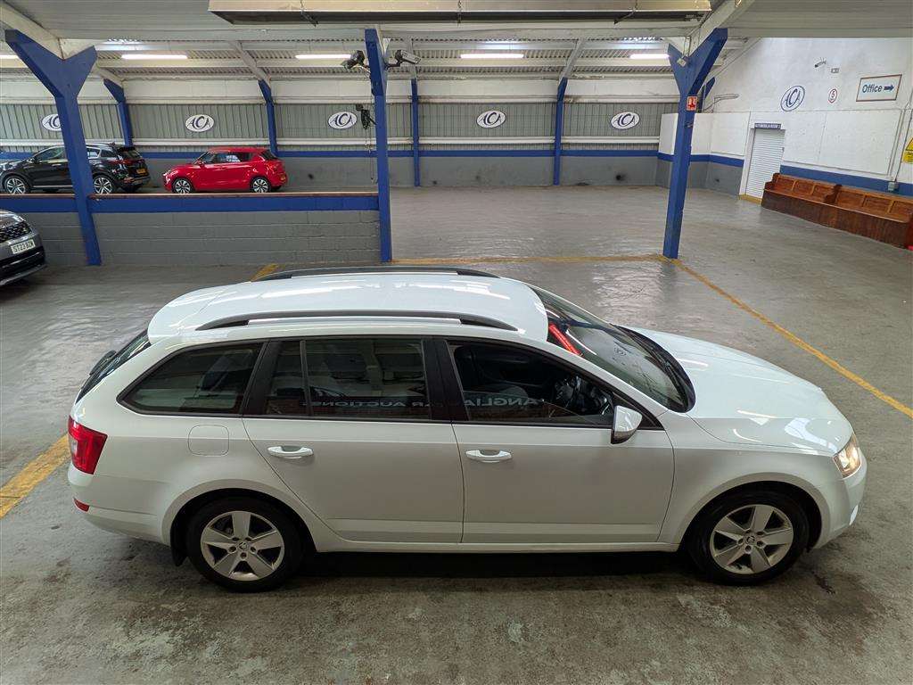 <p>2015 SKODA OCTAVIA SE TDI</p>