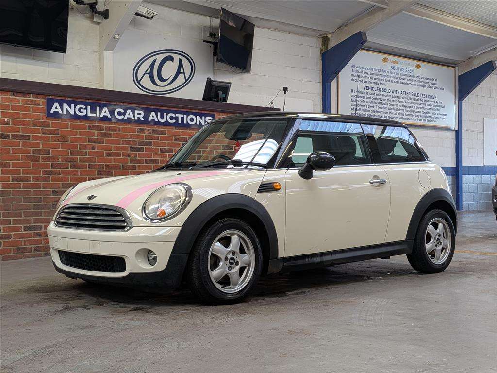 <p>2010 MINI COOPER AUTO</p>