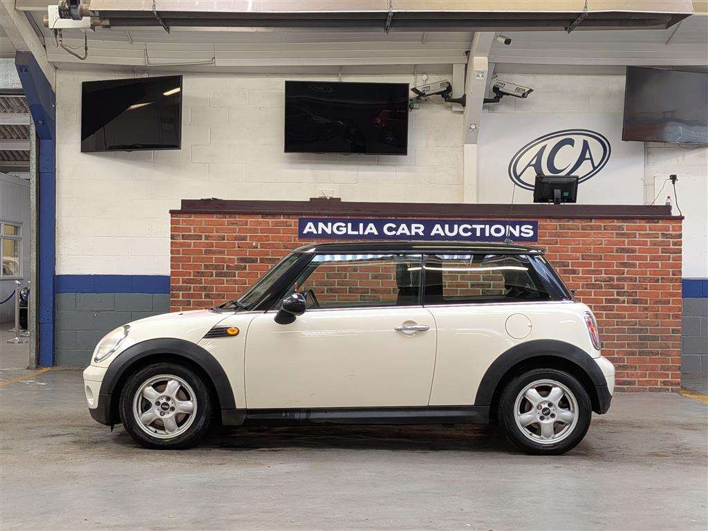 <p>2010 MINI COOPER AUTO</p>