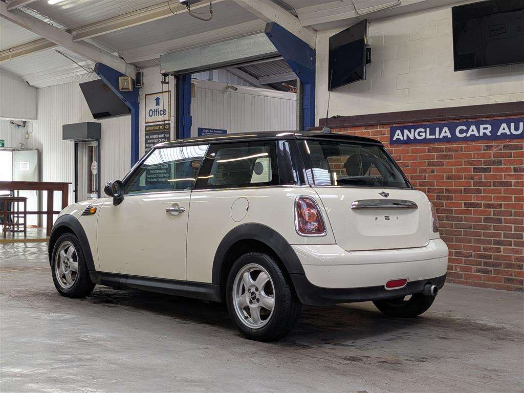 <p>2010 MINI COOPER AUTO</p>
