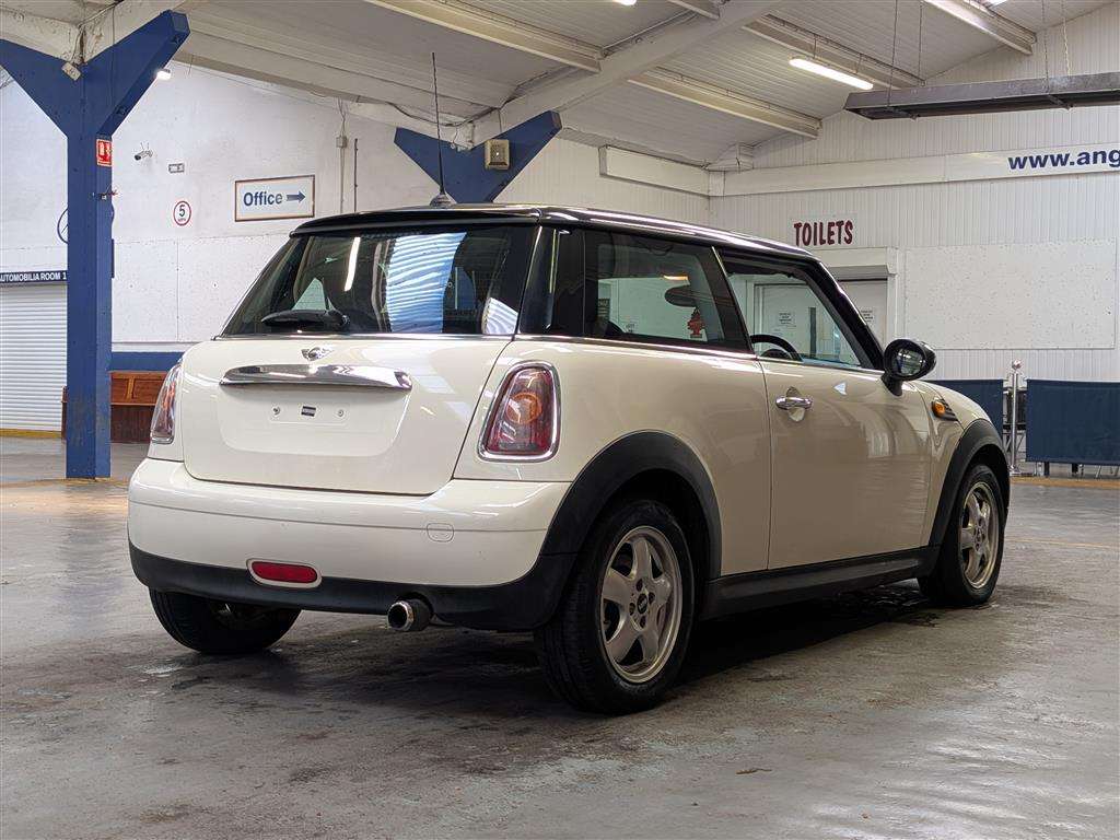 <p>2010 MINI COOPER AUTO</p>