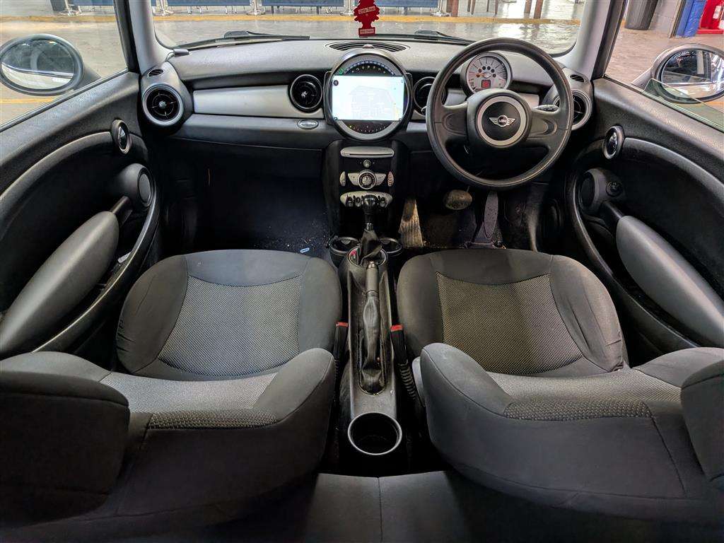<p>2010 MINI COOPER AUTO</p>