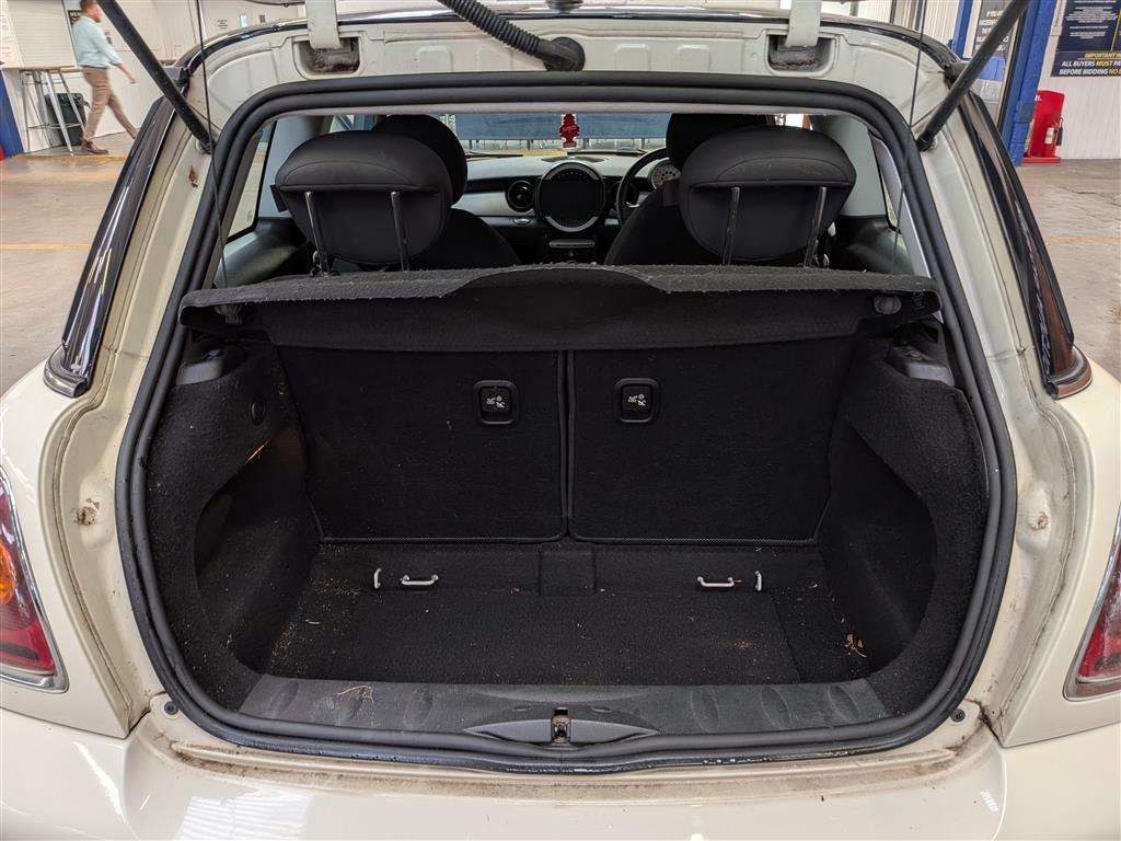 <p>2010 MINI COOPER AUTO</p>