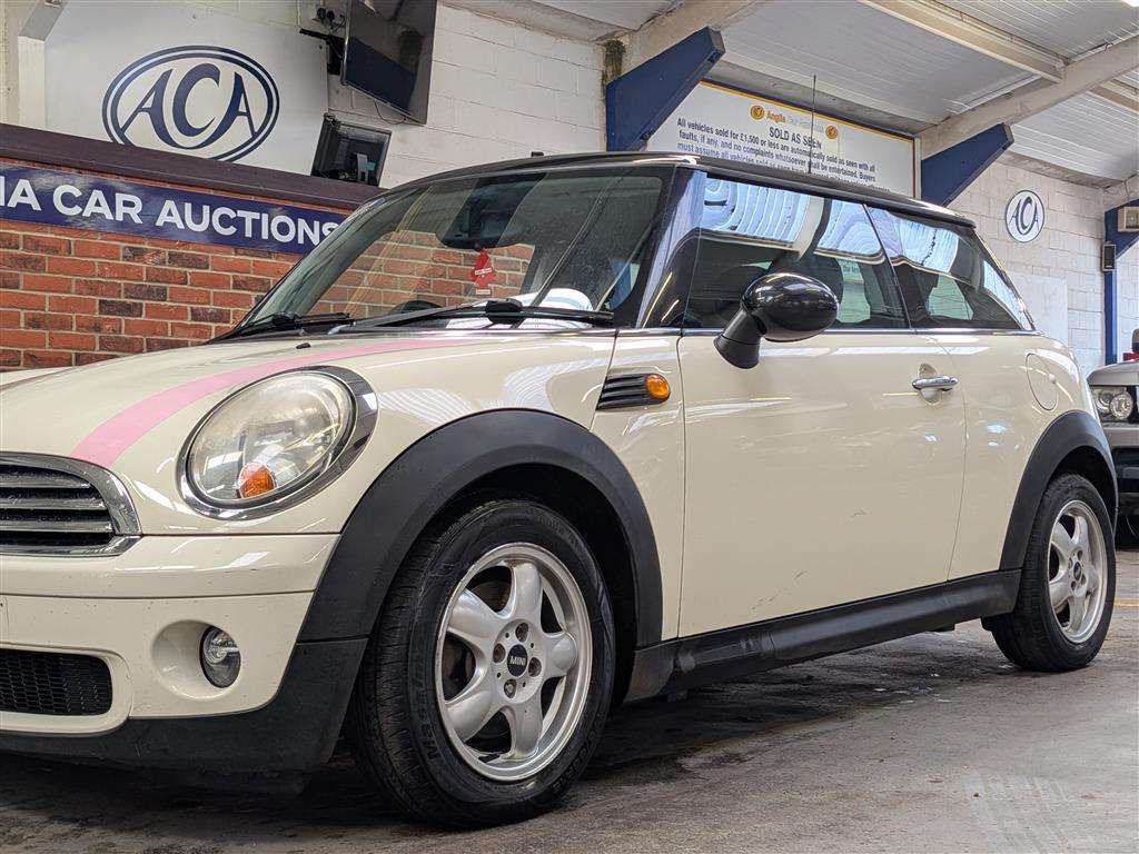 <p>2010 MINI COOPER AUTO</p>