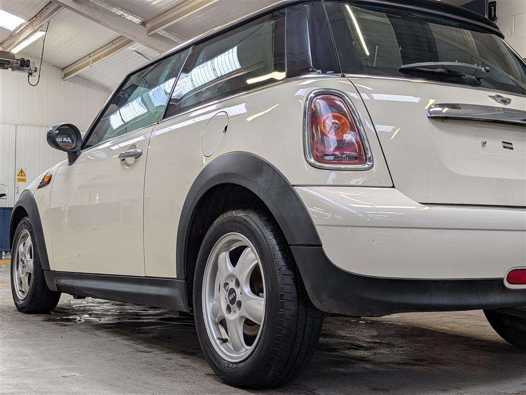 <p>2010 MINI COOPER AUTO</p>