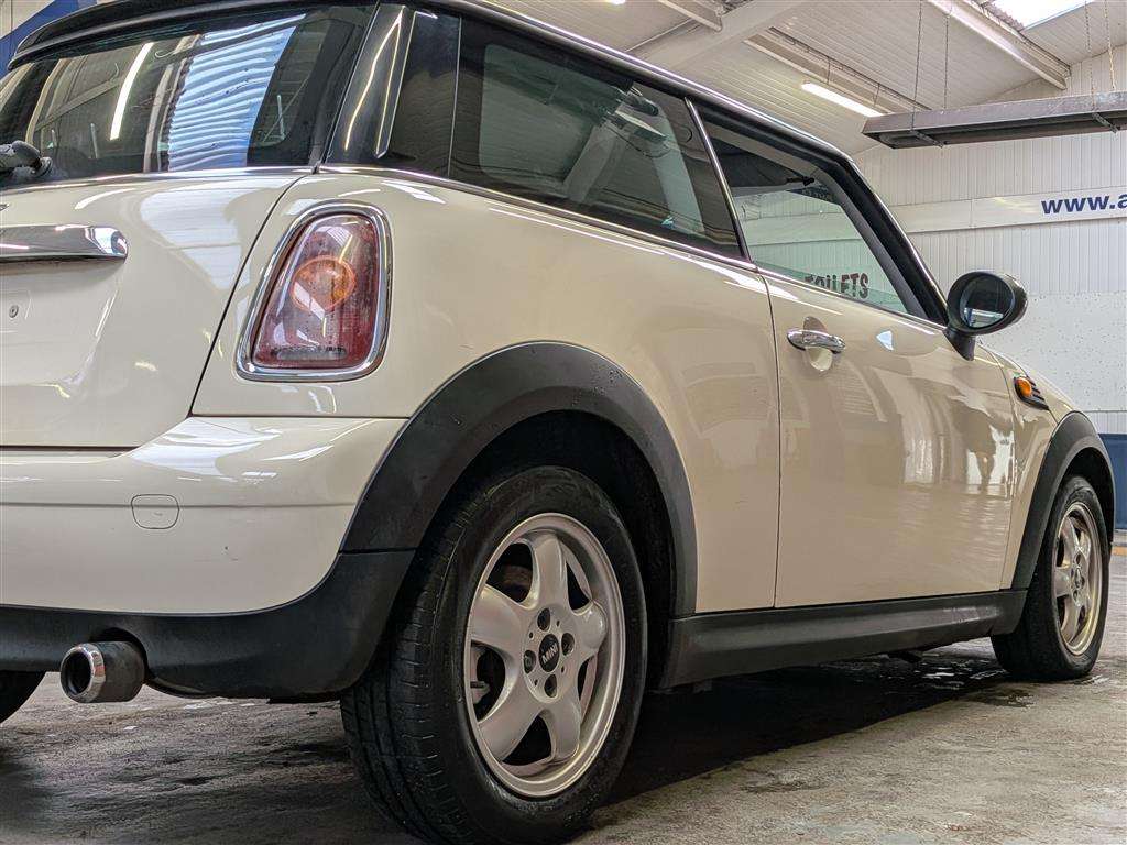 <p>2010 MINI COOPER AUTO</p>