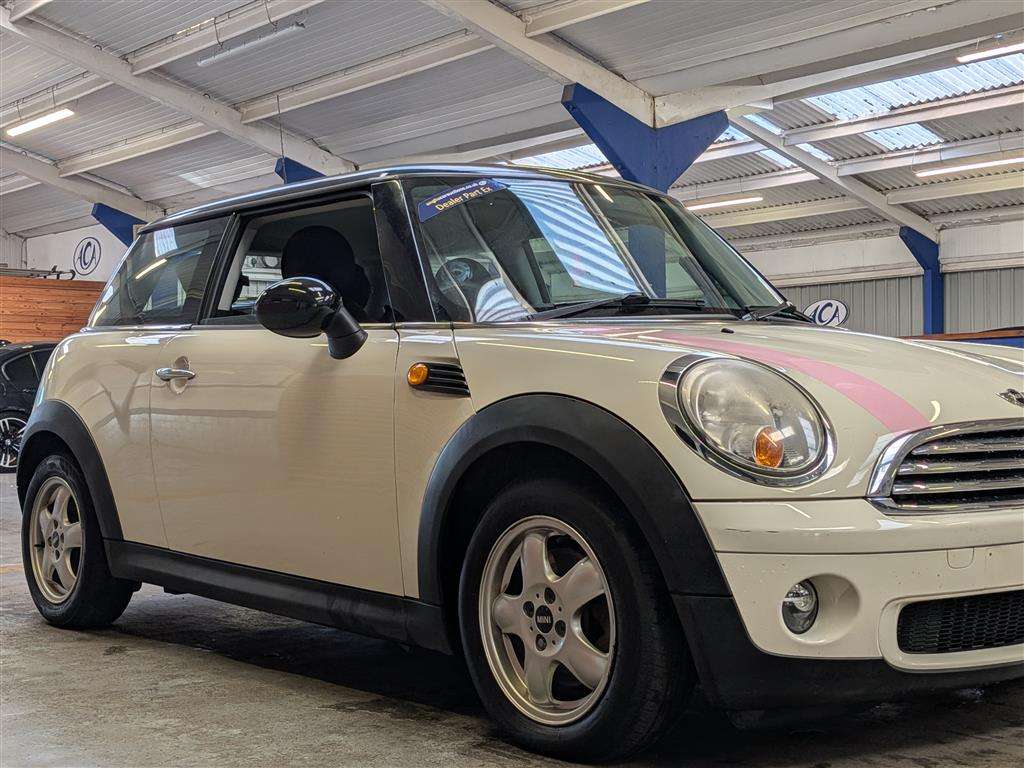 <p>2010 MINI COOPER AUTO</p>