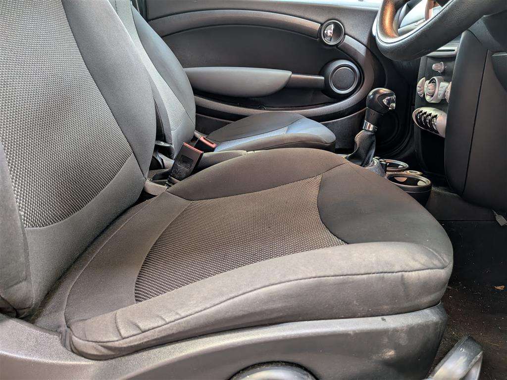 <p>2010 MINI COOPER AUTO</p>