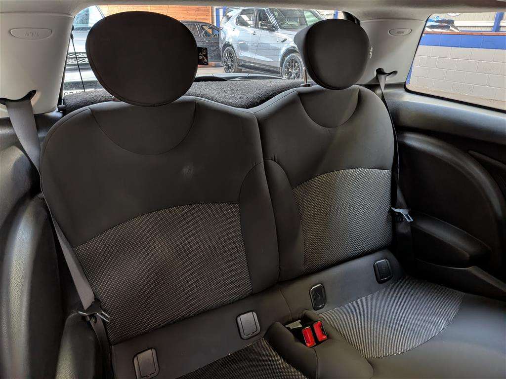 <p>2010 MINI COOPER AUTO</p>