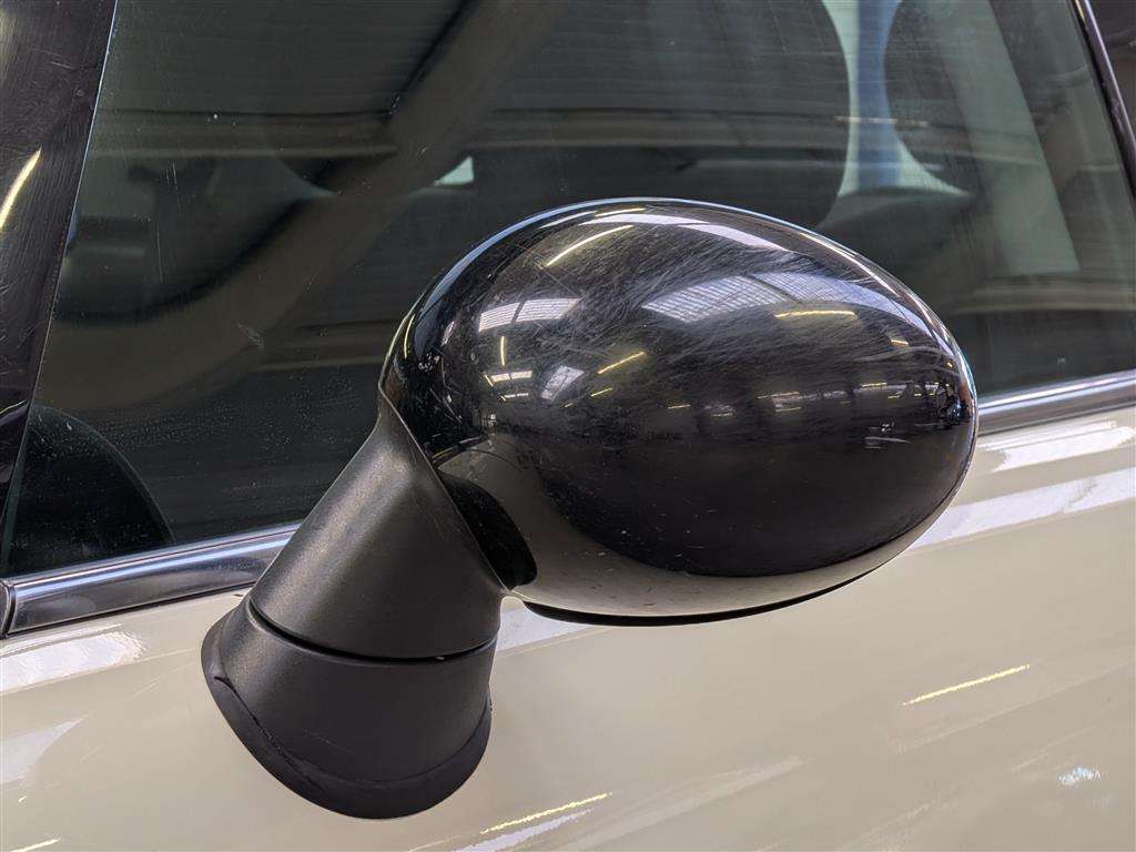 <p>2010 MINI COOPER AUTO</p>