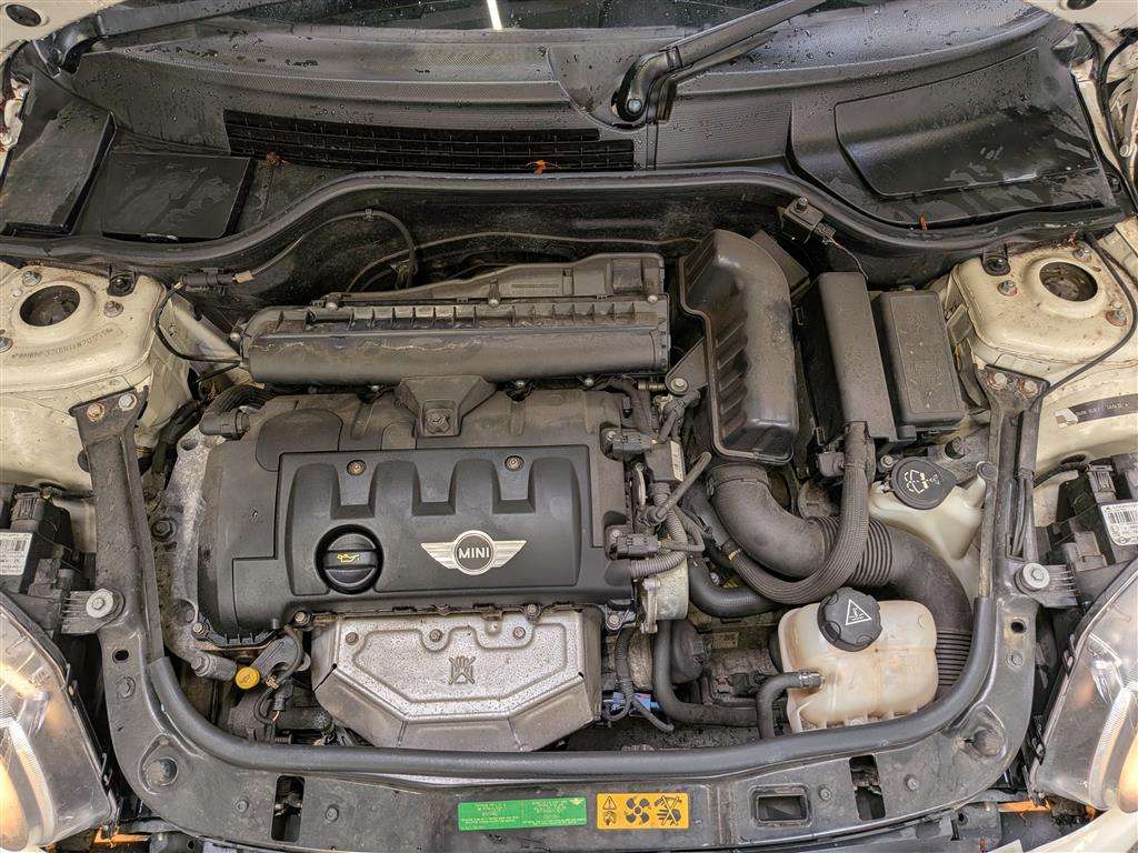 <p>2010 MINI COOPER AUTO</p>