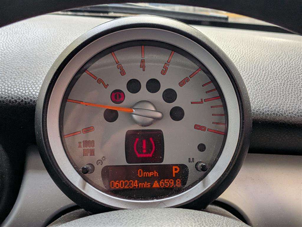 <p>2010 MINI COOPER AUTO</p>