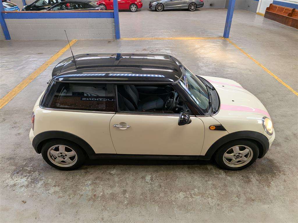 <p>2010 MINI COOPER AUTO</p>