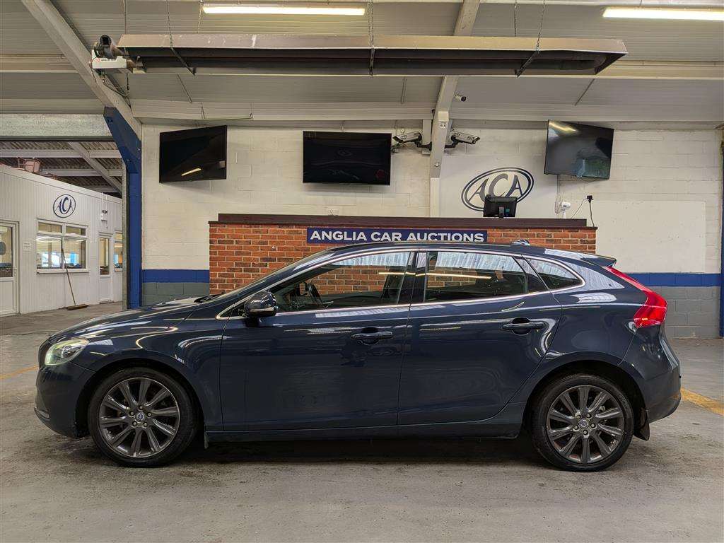 <p>2014 VOLVO V40 SE LUX D2</p>