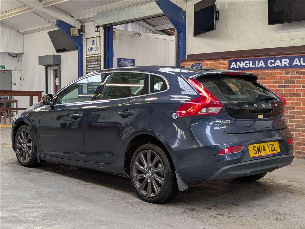 <p>2014 VOLVO V40 SE LUX D2</p>