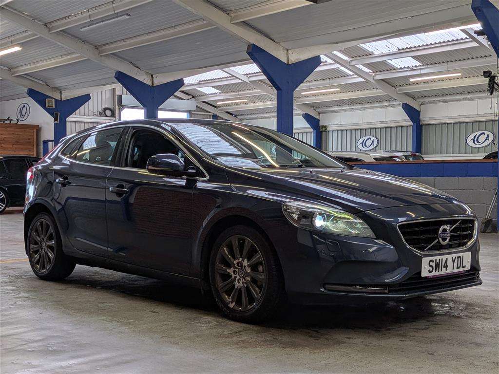<p>2014 VOLVO V40 SE LUX D2</p>