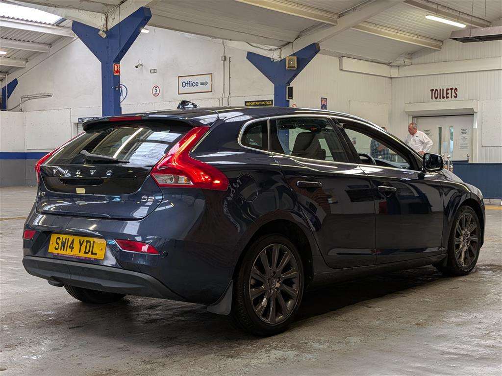 <p>2014 VOLVO V40 SE LUX D2</p>